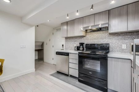 The Normandie - 1425 Haro — Low Rise Apartment - Photo 5