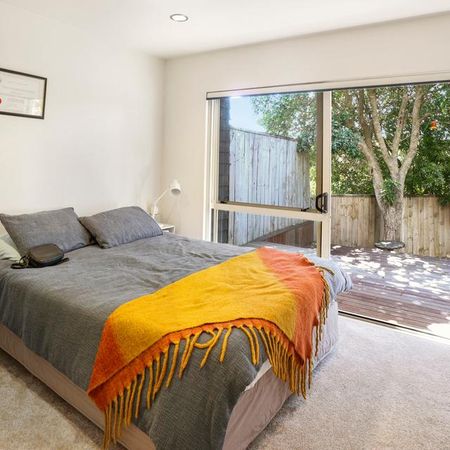 Modern three storey townhouse in the heart of Meadowbank! - Photo 5