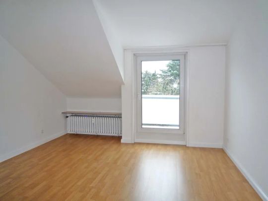 2-Zi.-DG-Wohnung mit Wohnküche + EBK und Balkon in D-dorf-Lohausen! - Photo 1