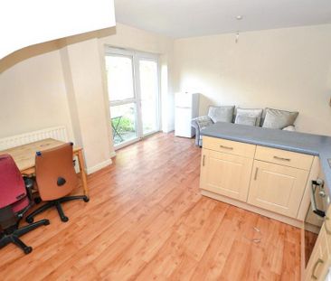 4 bedroom end of terrace house to rent - Photo 2