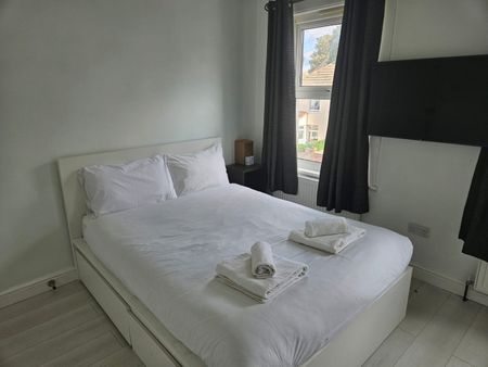 3 Bed Semi-Detached House, Gloucester Road, CR0 - Photo 2