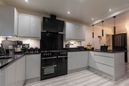 4 bedroom semi-detached house to rent - Photo 4