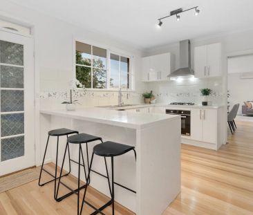 Light-Filled Family Home in Prime Glen Waverley Location - Photo 1