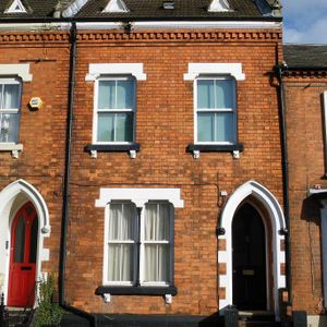 Fantastic house near town centre, hospital, shops and theatre, Yellow - Photo 2
