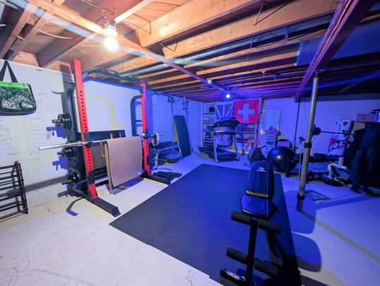 Spacious Fully Detached 4 Bedroom Home in Niagara Falls! - Photo 1