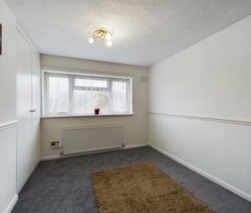 Monksfield, Crawley - Photo 2