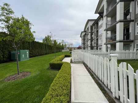 Avail. Jan.1st: Furnished: 2 bedroom plus den – Verve - Photo 4