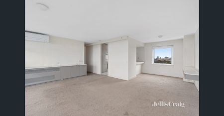 Spacious And Light-Filled Living With City Views - Photo 4