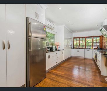 Modern Family Home with Pool in Prime Holland Park Location - Photo 5