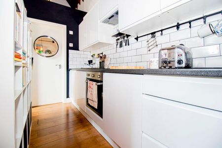 1 bedroom Flat To Let - Photo 2