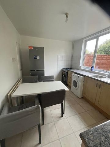 4 Bed Semi-Detached House, Clarence Crescent, SW4 - Photo 4