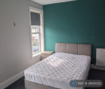 1 bedroom in a house share to rent - Photo 2
