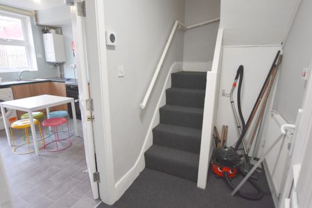 4 Bedroom End Terraced House - Photo 2