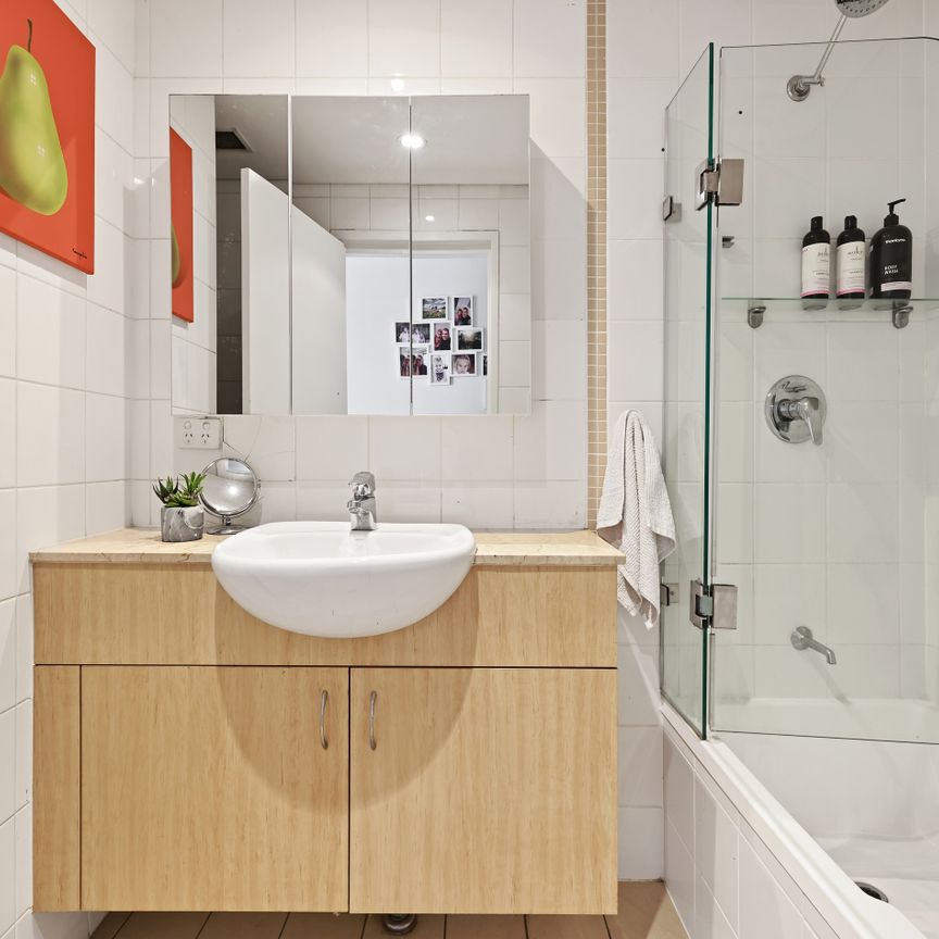 One Bedroom Apartment in The Heart of Newtown - Photo 1