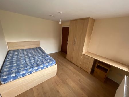 5 Bed Semi-Detached House, Clifton Avenue, M14 - Photo 3