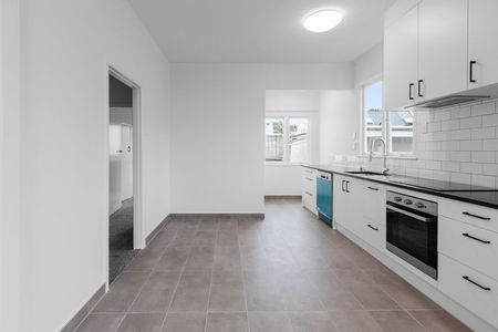 Hillsborough living! - Photo 4