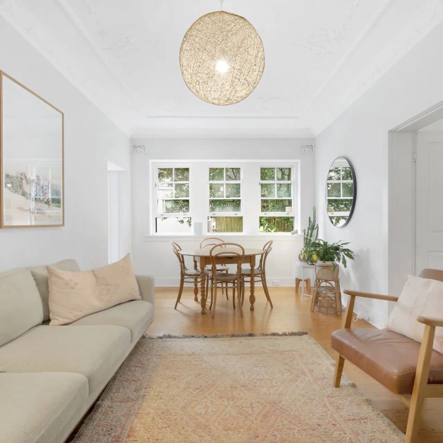 Charming art deco apartment with private access to garden courtyard - Photo 1