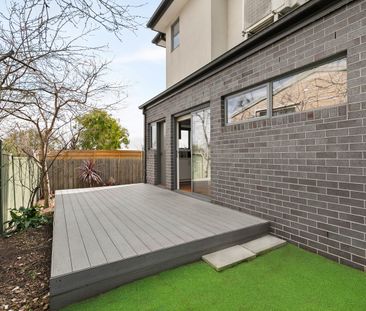 Low-Maintenance Living, Perfectly Positioned! - Photo 5
