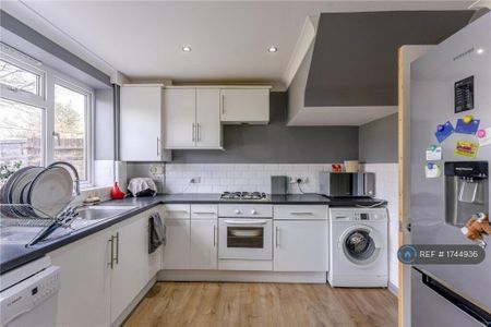 3 bedroom semi-detached house to rent - Photo 4