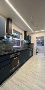 Modern, Bright Rooms with Private En-Suites Room 4 - Photo 3