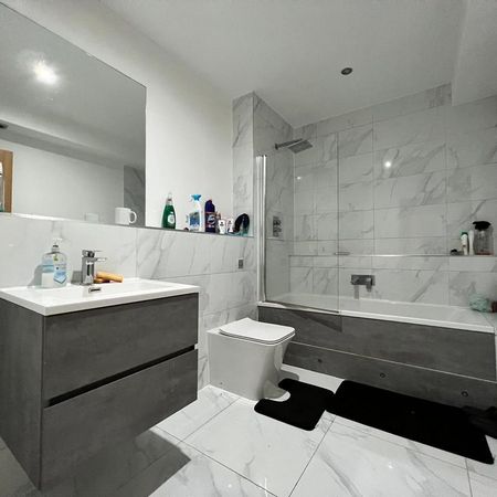 1 bedroom in a flat share to rent - Photo 4