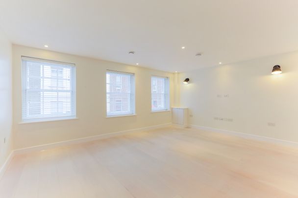 1 Bedroom Flat, Gerrard Street, London, Greater London, Soho, W1D - Photo 1
