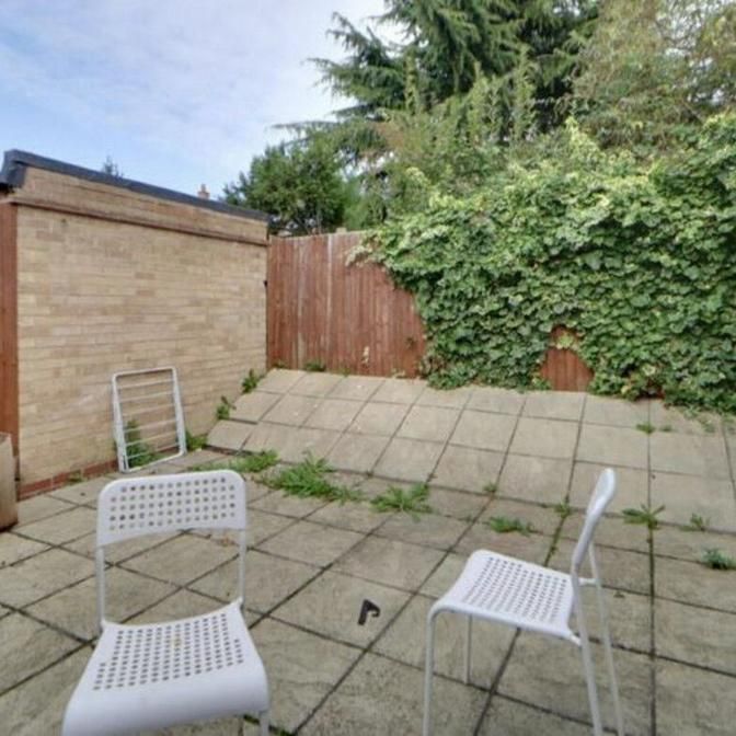 1 bedroom in a house share to rent - Photo 1