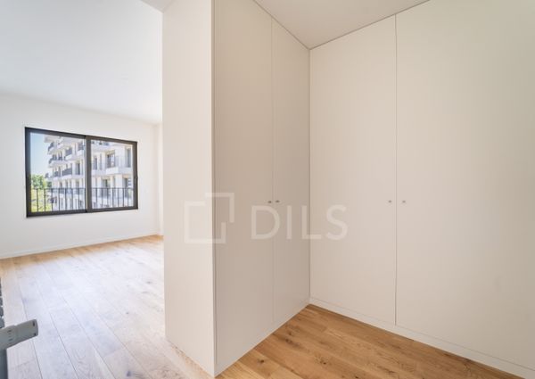 Apartamento T2 no Porto com varanda, garagem e arrumos