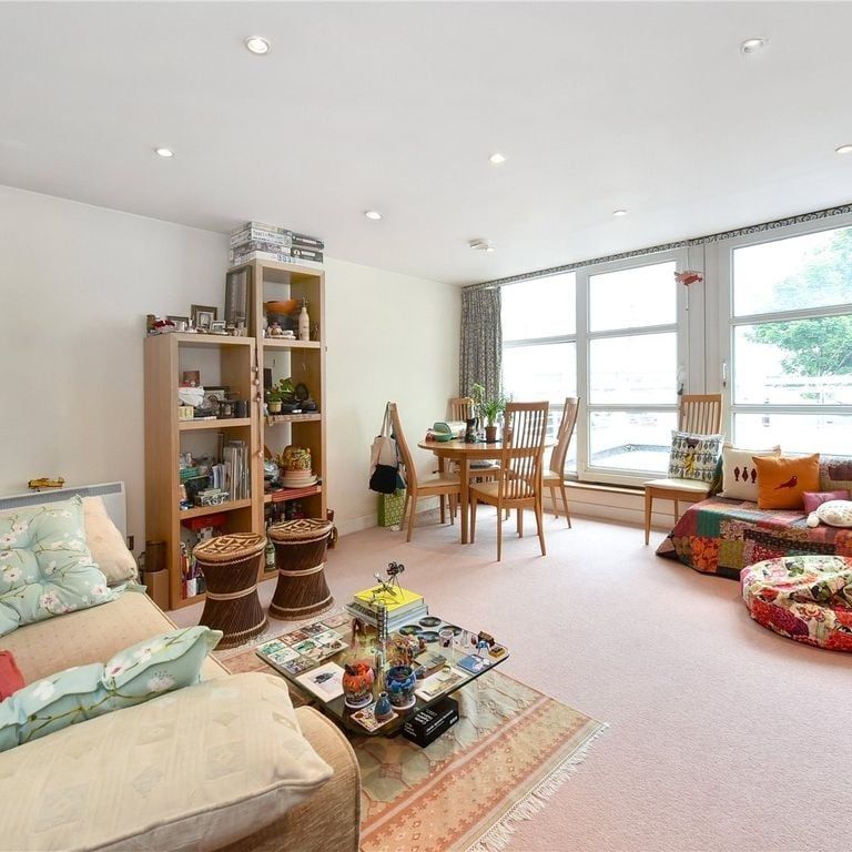 1 Bed Flat, Manchester Road, E14 - Photo 1