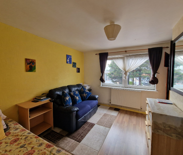 1 bedroom in a flat share to rent - Photo 3