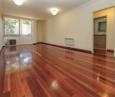 Stylish two bedroom apartment located in prime Toorak location! - Photo 4