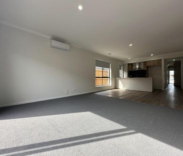 Stylish & Spacious Family Home in Prime Tarneit Location! - Photo 1
