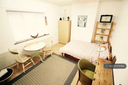 1 bedroom in a flat share to rent - Photo 2