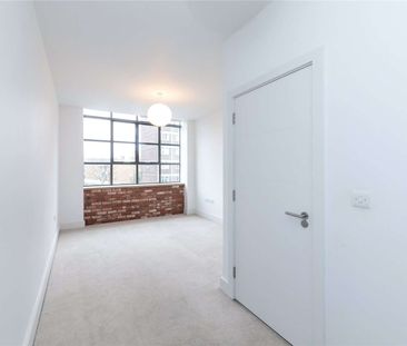 Spacious three bedroom apartment with large windows in the ex Burberry factory conversion. - Photo 1