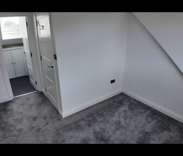 2 Bed Terraced House, Columbine Avenue, E6 - Photo 2