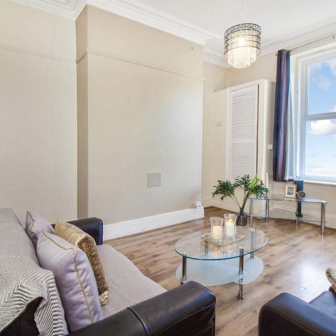 4 bedroom flat to rent - Photo 1