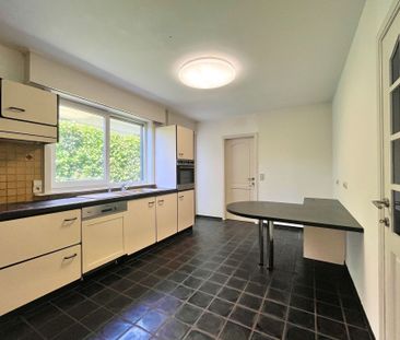 Alleenstaande woning met grote tuin en garage te Knokke - Photo 1