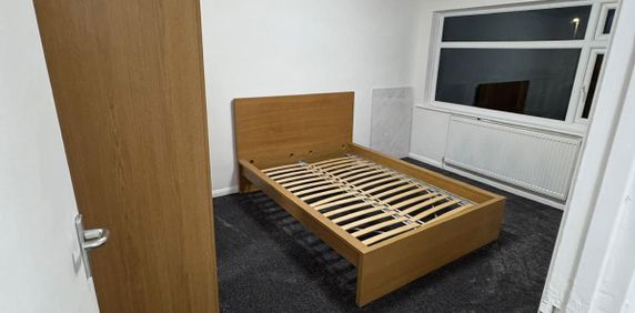 Room to let in shared house- Romford - Photo 2