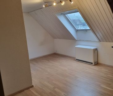 Charmante 2.5-Zimmer-Dachwohnung mit viel Licht und Aussicht - Foto 1