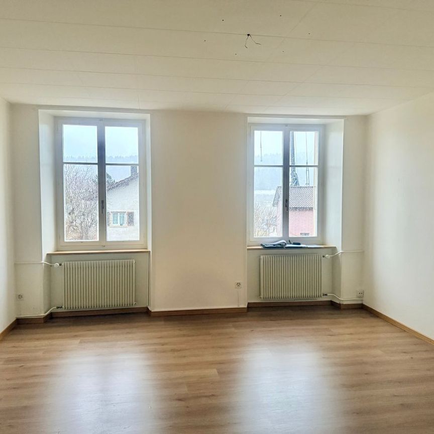 Charming renovated 4.5-room apartment in Tramelan - Photo 1