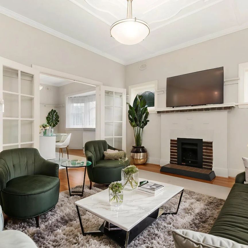 Deco Townhouse With Timeless Charm - Photo 1