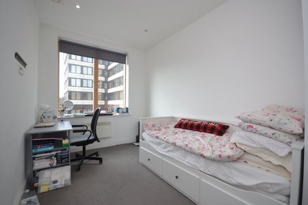 Flat to rent - Elmfield Road, Bromley, BR1 - Photo 3