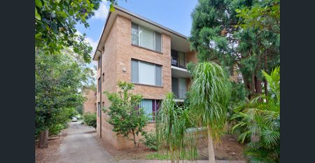 Conveniently Located Modern Apartment - Photo 2