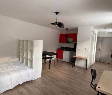 Beau studio meublé de 29,43m² à la location, situé rue des Fossés L... - Photo 2