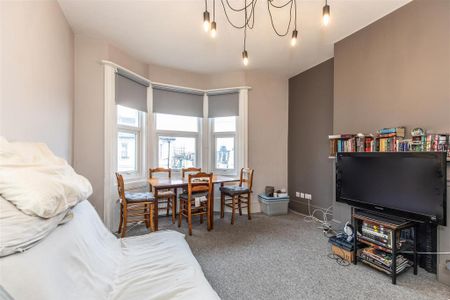 3 bedroom flat to rent - Photo 4