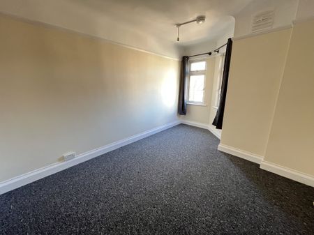 3 bed apartment to rent in St Peters Road, BH1 - Photo 4