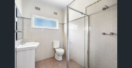 Walk to the Lake – Recently Renovated house - perfect for families! - Photo 3