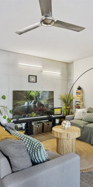 Large 2 bedroom furnished apartment - Photo 1