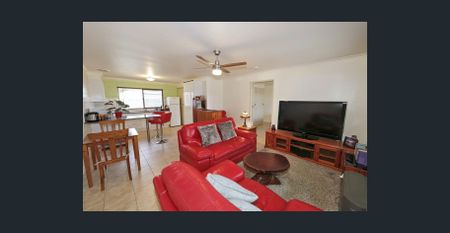 Neat & Affordable 1-Bed Home in Bundaberg East. Quiet Location! - Photo 3