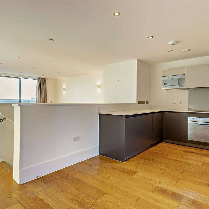 Luxury three bedroom duplex apartment a minute away from the station - Photo 1